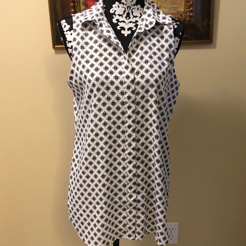 🌸 Ann Taylor Sleeveless collared button down tie print long top